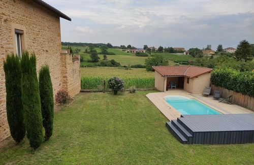 Saint-Germain-Nuelles Casa | Golden stone house with swimming pool for vacations in southern Beaujolais near Lyon