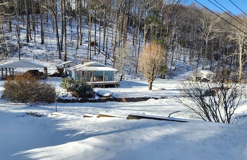 Ridgewood Estates Cabina | Relax and Recharge in a 1940's Creekside Cabin