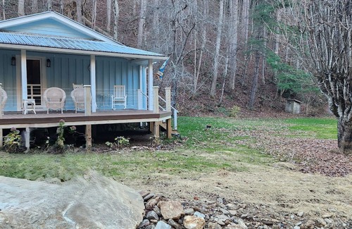 Ridgewood Estates Cabina | Relax and Recharge in a 1940's Creekside Cabin