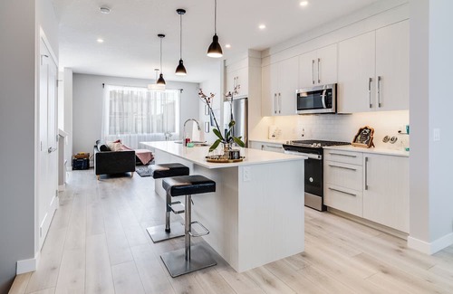 Chestermere Casa | New Home with Central AC, 15 Mins to YYC, 5 Mins to Lake & Stoney - Pets welcome