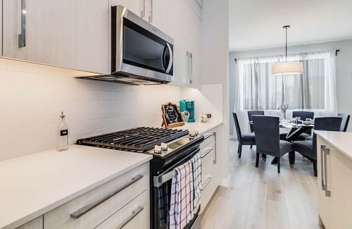 Chestermere Casa | New Home with Central AC, 15 Mins to YYC, 5 Mins to Lake & Stoney - Pets welcome