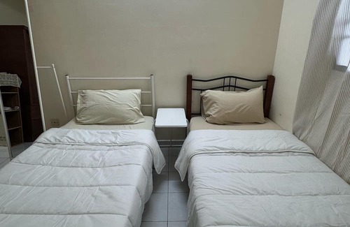 Taman Islands Glades Apartamento | Entire unit 2-bedroom apartment with AC, WiFi in charming Gelugor
