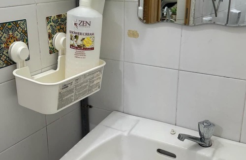 Taman Islands Glades Apartamento | Entire unit 2-bedroom apartment with AC, WiFi in charming Gelugor