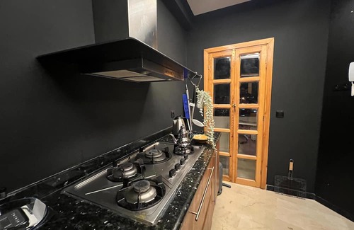 RACINE EXTENSION Apartamento | 3-bedroom apartment in charming Casablanca with WiFi, AC. Start your adventure