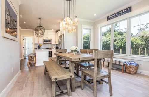 Oak Bluffs Casa | EXQUISITE MARTHA'S VINEYARD HOME, HEATED POOL, 10 MIN WALK TO OAK BLUFFS FERRY