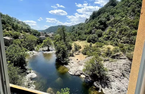 Vals-les-Bains Apartamento | Superb studio with river access and private square