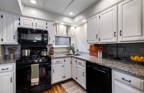 Mount Washington Casa | ★HostWise Stays★ Private Hot Tub | Family Friendly | Private Parking | Steps to Shiloh St