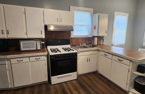Clarksville Casa | Historic Downtown Craftsman, 3br/2ba with a yard