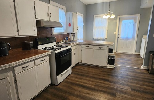 Clarksville Casa | Historic Downtown Craftsman, 3br/2ba with a yard