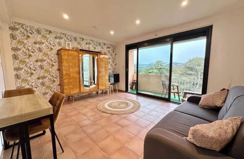 Carnoux-en-Provence Apartamento | 3 kms from Cassis T2 with terrace - free parking