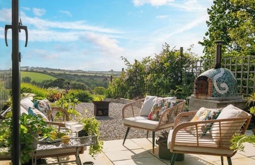 Helston Villa | Escape to Poldurra – Luxurious Cornish Retreat with Hot Tub, Pizza Oven & Views
