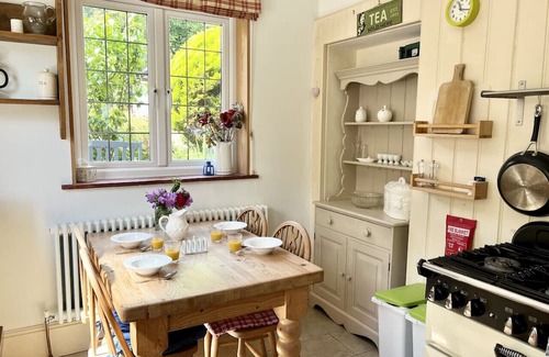 Ryde Apartamento | Adjoining dog-friendly stone cottages with gardens and parking