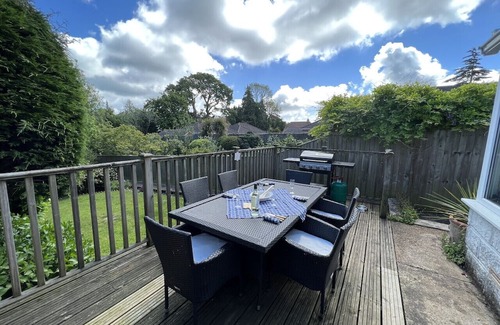 Ryde Apartamento | Adjoining dog-friendly stone cottages with gardens and parking