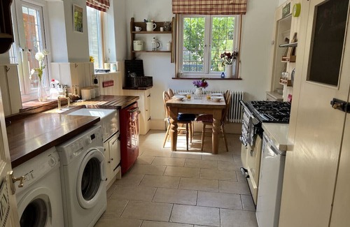 Ryde Apartamento | Adjoining dog-friendly stone cottages with gardens and parking