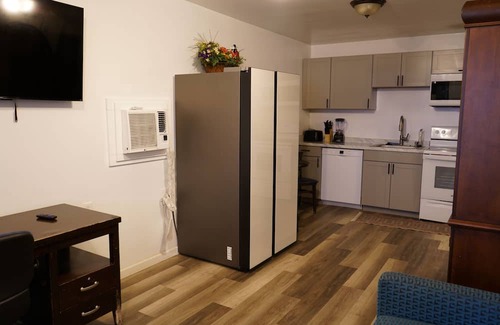 Memphis Cabaña | Cozy Guest Home with Multiple Beds, Get Away! Ideal location + Essentials.