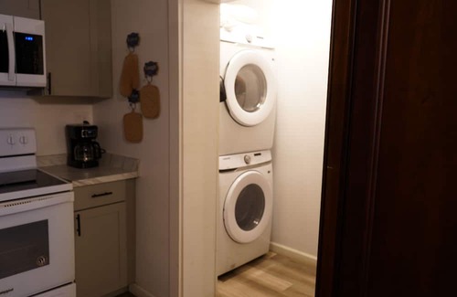 Memphis Cabaña | Cozy Guest Home with Multiple Beds, Get Away! Ideal location + Essentials.