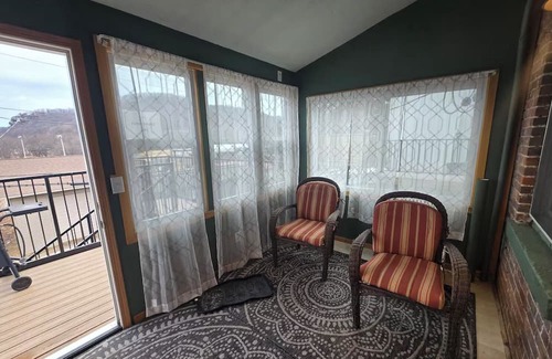 Lansing Apartamento | Apartment with WiFi above laundromat in Main Street in Lansing