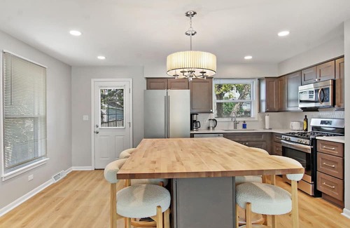 Arlington Heights Casa | The Arlington Heights Breakaway - 6 Luxury Bed House NEW