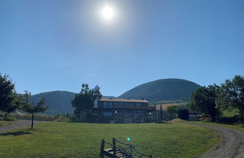 Saint-Georges-de-Luzencon Chalet De Esquí | 35m2 chalet, sleeps 6, with mountain views.