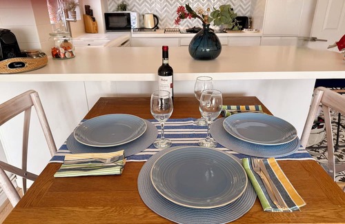 Isle of Grain Apartamento | A hidden gem, just 4 minutes from the beach & lively shops & bars of Leigh Town,