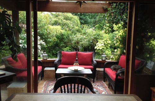 Roberts Creek Casa | Roberts Creek: Charming 3-bedroom/2 bath post 'n beam steps to Henderson Beach