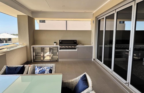 Singleton Casa | Beautiful Beachside Home Have fun with whole family in this very stylish hom