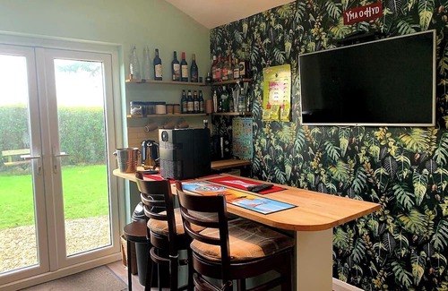 Llanelli Cabina | Y Caban-The Cabin-1 Bed-Sleeps 2-Parking-Fast Wifi