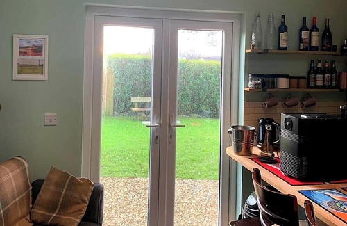 Llanelli Cabina | Y Caban-The Cabin-1 Bed-Sleeps 2-Parking-Fast Wifi
