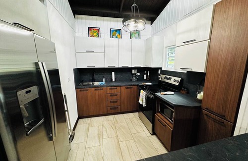 Mata de Platano Chalet De Esquí | Yunque Valley! 3-bedroom chalet in La Capital del sol, Luquillo! with AC, WiFi!