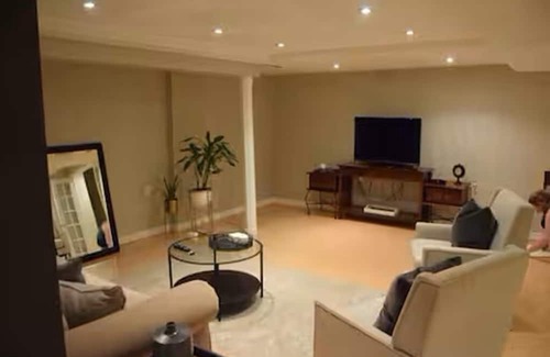 Pickering Apartamento | Spacious Basement Apt Open Concept wth Separate Entrance No Walls Dividing Rooms