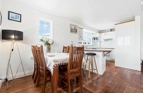 Mount Albert Casa | Central 4BR Family Home w/ Parking | Sleeps 7 | Near Auckland CBD