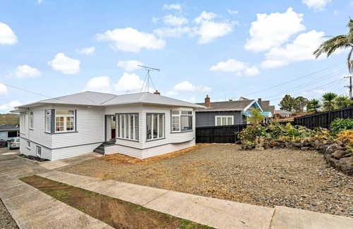 Mount Albert Casa | Central 4BR Family Home w/ Parking | Sleeps 7 | Near Auckland CBD
