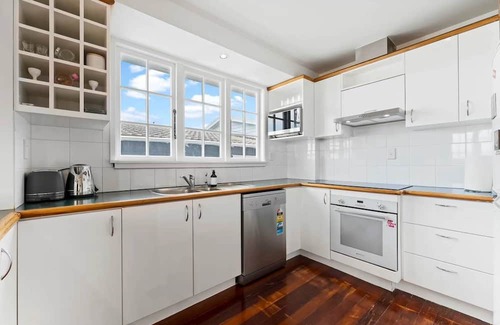 Mount Albert Casa | Central 4BR Family Home w/ Parking | Sleeps 7 | Near Auckland CBD