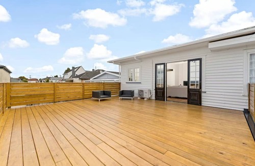 Mount Albert Casa | Central 4BR Family Home w/ Parking | Sleeps 7 | Near Auckland CBD