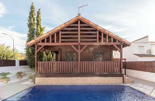 L'Eliana Chalet De Esquí | Casa de Madera con piscina privada, situada en lugar emblemático de Valencia.