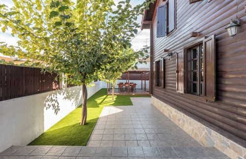 L'Eliana Chalet De Esquí | Casa de Madera con piscina privada, situada en lugar emblemático de Valencia.