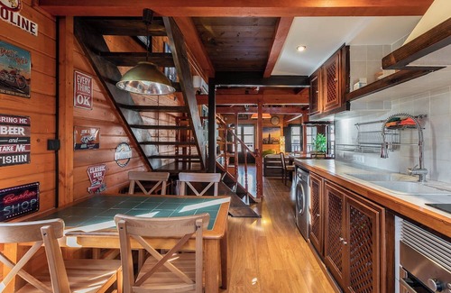 L'Eliana Chalet De Esquí | Casa de Madera con piscina privada, situada en lugar emblemático de Valencia.