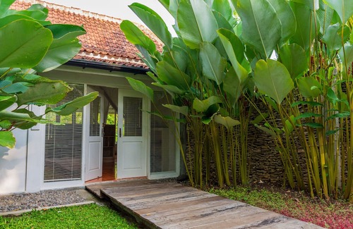 Bantul Cabina | Peaceful Retreat with a Lush Garden & Open-Air Patio