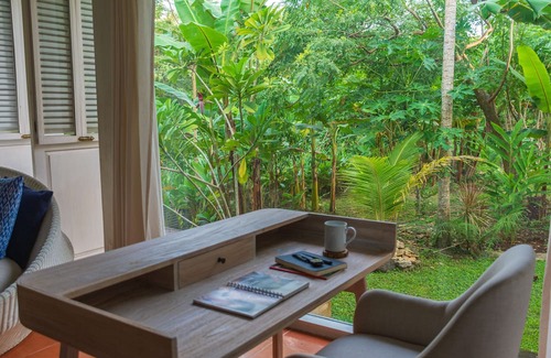 Bantul Cabina | Peaceful Retreat with a Lush Garden & Open-Air Patio