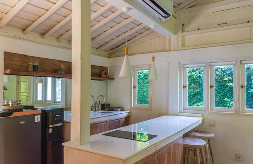 Bantul Cabina | Peaceful Retreat with a Lush Garden & Open-Air Patio