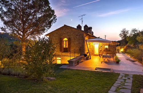Cortona Cabaña | La Fonte, our quaint little west facing cottage for two people.