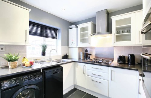 Lower Edmonton Casa | Discount on long term stays - good for contractors or home relocators