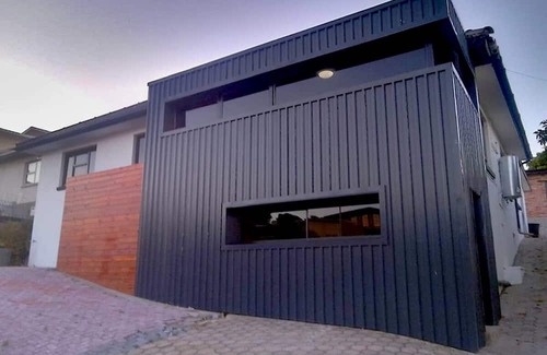 Port Elizabeth Apartamento | Cozy 1-Bedroom Apartment in Sunny Gqeberha with AC, WiFi