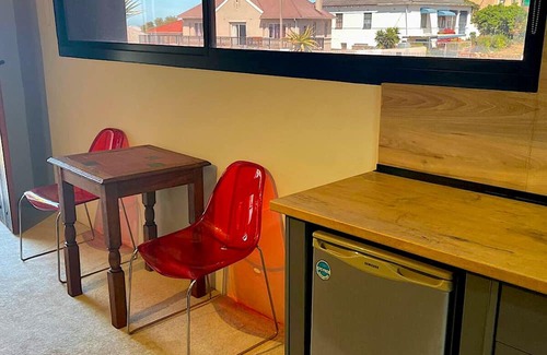 Port Elizabeth Apartamento | Cozy 1-Bedroom Apartment in Sunny Gqeberha with AC, WiFi