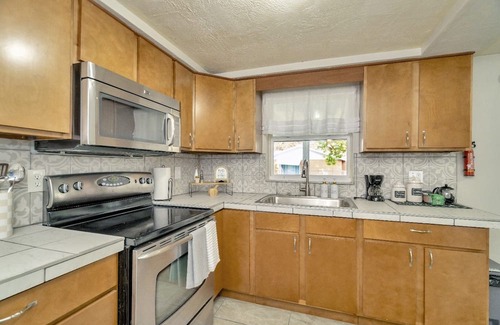Embassy Hills Casa | Charming 2-bedroom house with AC, WiFi in Port Richey FL Near Weeki Wachee Park