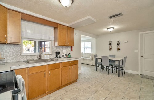 Embassy Hills Casa | Charming 2-bedroom house with AC, WiFi in Port Richey FL Near Weeki Wachee Park