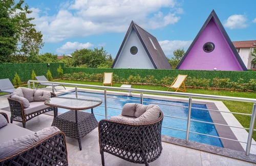 Masukiye Casa | 1+1 Private Pool-Lake View-Fireplace Bungalow for 3 People in Kartepe Maşukiye