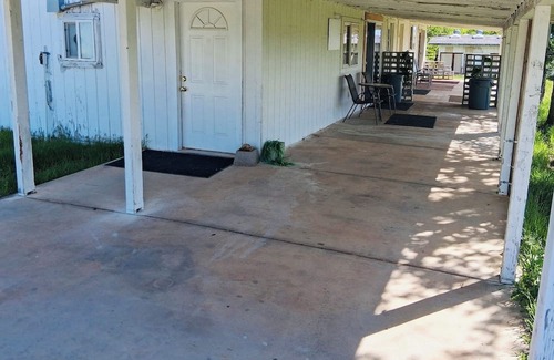 Cottonwood Apartamento | #2 Relaxing Rustic Retreat studio on 21 acres in Cottonwood WiFi, AC, Yoga room