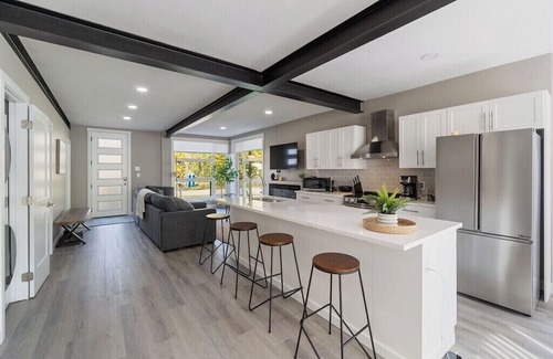 Central Alberta Casa | Modern Home and guest house in peaceful location.