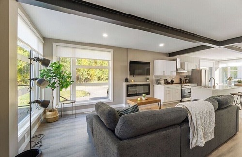 Central Alberta Casa | Modern Home and guest house in peaceful location.